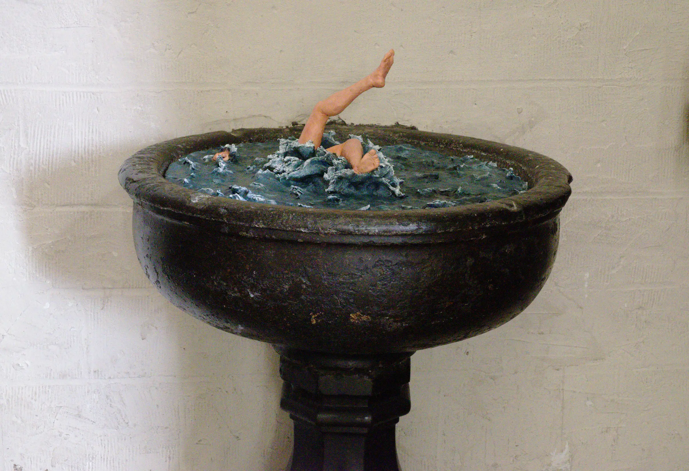 basin statue of a drowning person